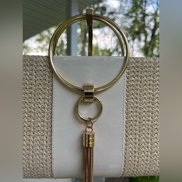 Puedo straw handbag Chic Cream Tan Clutch with Gold Ring Accent - Picture 2 of 5